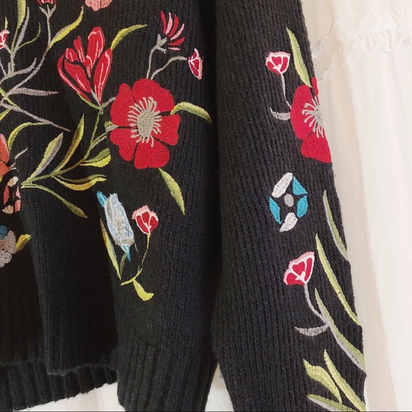Romeo & Juliet Couture Floral Sweater - Picture 3 of 5